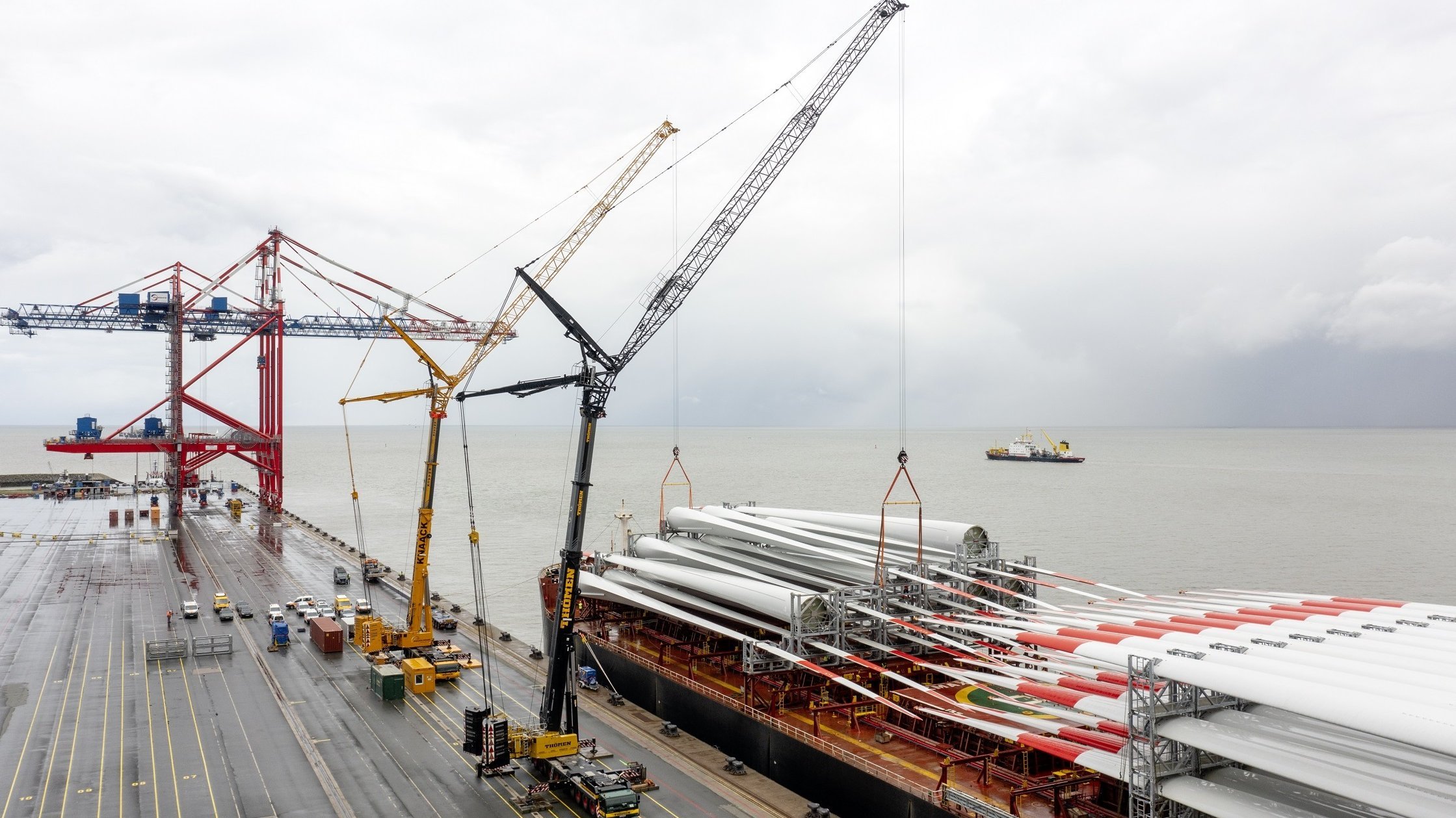 Mobilkrane bei Kranarbeiten und einem Tandemhub im Hafen