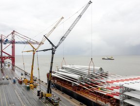 Mobilkrane bei Kranarbeiten und einem Tandemhub im Hafen