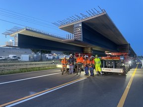 SPMT Selbstfahrender modularer Schwerlasttransporter beim Brückenbau