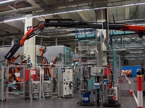 Elektrokran beim Rotobterwechsel und Industriemontage