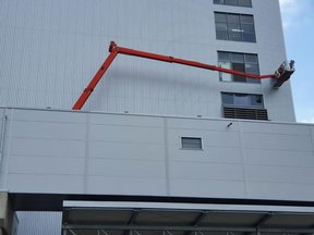Hubarbeitsbühne bei Fassadenarbeiten