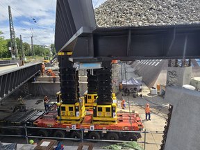 SPMT und Hubsystem bei einer Schwermontage im Brückenbau