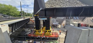 SPMT und Hubsystem bei einer Schwermontage im Brückenbau