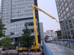 Wumag Arbeitsbühne Wumag WT 1000 bei Arbeiten in der Innenstadt