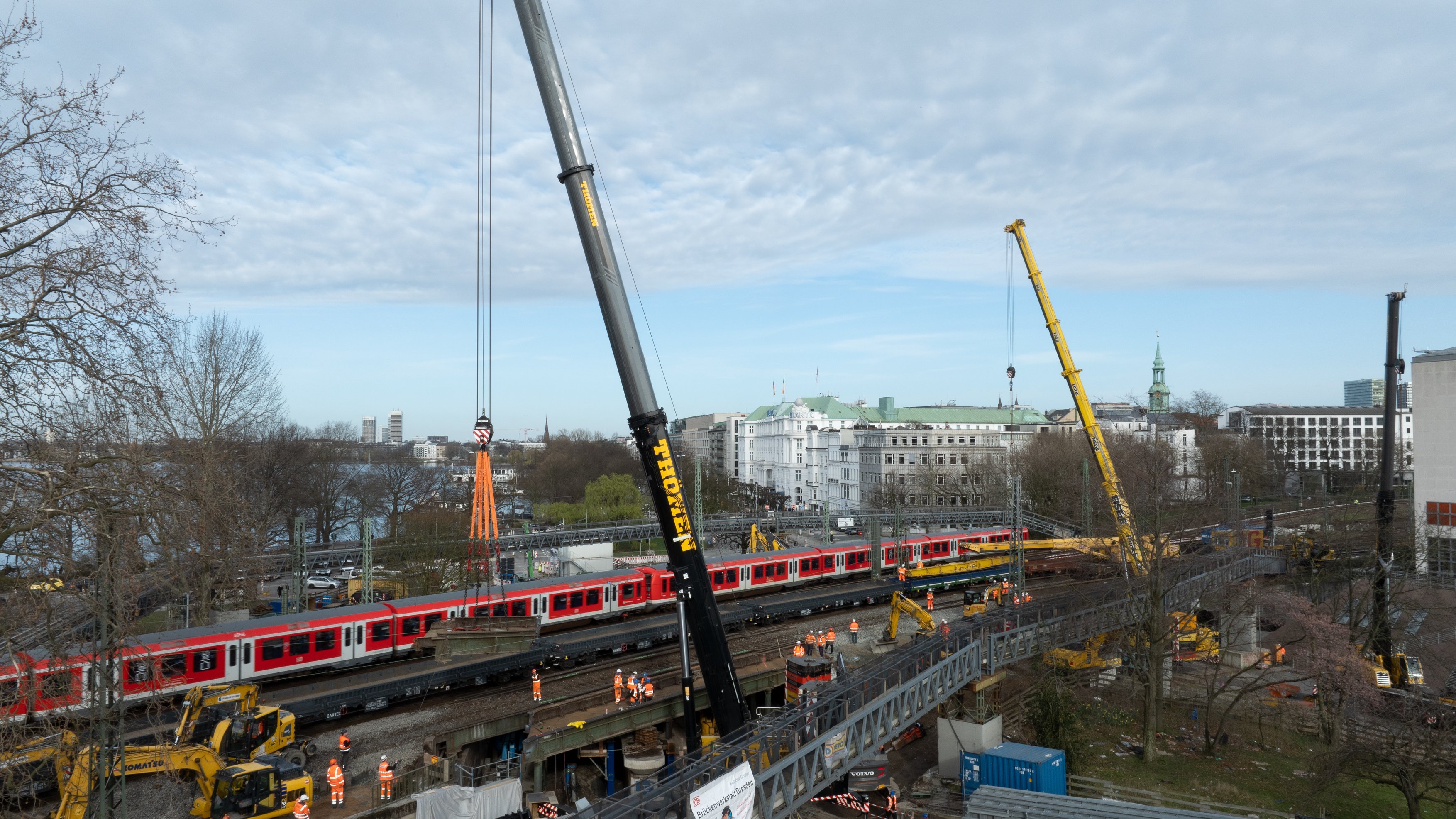 LTM Mobilkran bei einer Brückenmontage