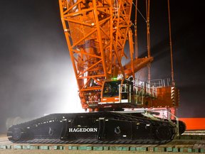 LR 1750 Raupenkran bei Montage und Windkraftanlagenbau in der Nacht