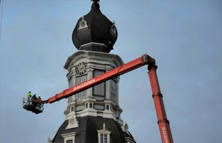 Hubarbeitsbühne bei Fassadenarbeiten