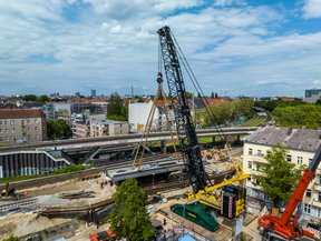 LR 1800 Raupenkran bei einer Brückenmontage mit einem Mobilkran