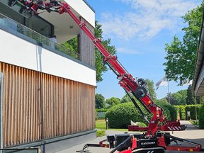 Minikran bei der Glasmontage und dem Versetzen von großformatigen Glasscheiben