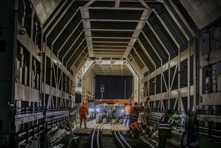 Schwermontage in der Industrie mit Modulfahrzeug SPMT