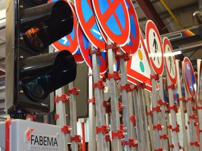 Verkehrssicherung und Baustellensicherung durch Verkehrstechnik wie Ampelanlagen und Beschilderung