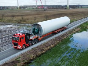 4+7 Semitieflader beim Schwertransport von Komponenten von Windkraftanlagen