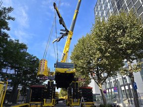 Stufenhubsystem und LTM 1650 Mobikran beim Anheben großer Maschinenteile