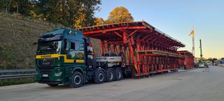 Schwertransport eines Schalwagens durch 10-Achser