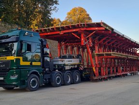 Schwertransport eines Schalwagens durch 10-Achser