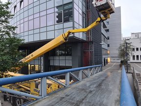Arbeitsbühnen als Höhenzugangstechnik für Fassadenarbeiten