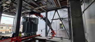LKW Ladekran bei Maschineneinbringung und Hallenbau